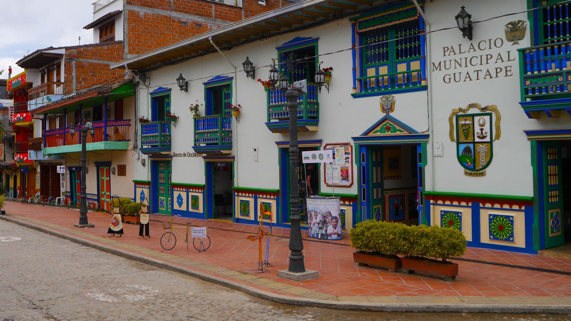 Casas coloridas en el centro del pueblo - Mejores zonas donde alojarse en Guatapé