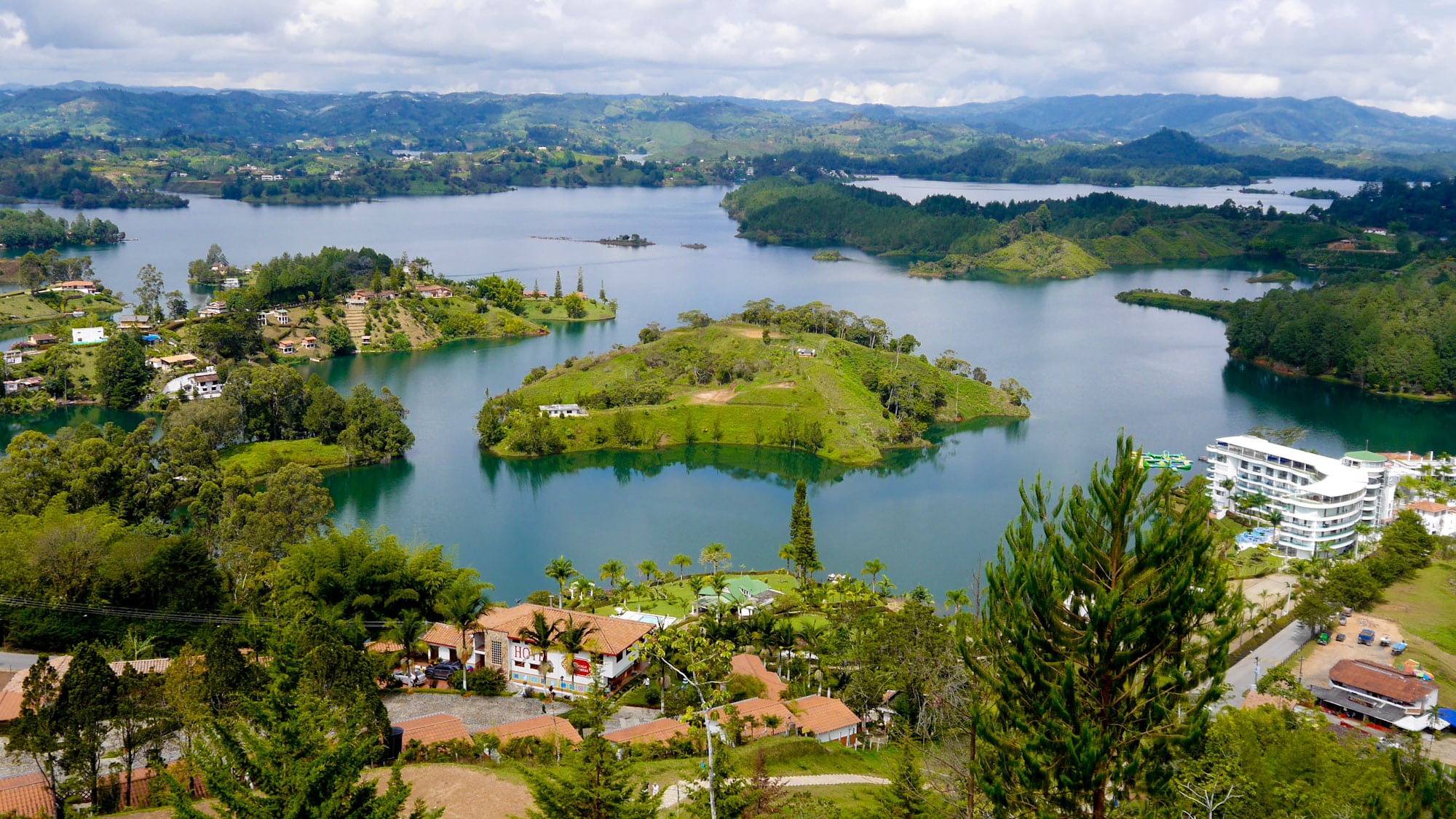 For those who want to be surrounded by nature while still being close to Guatapé’s top attraction, staying near Peñón de Guatapé is the best choice