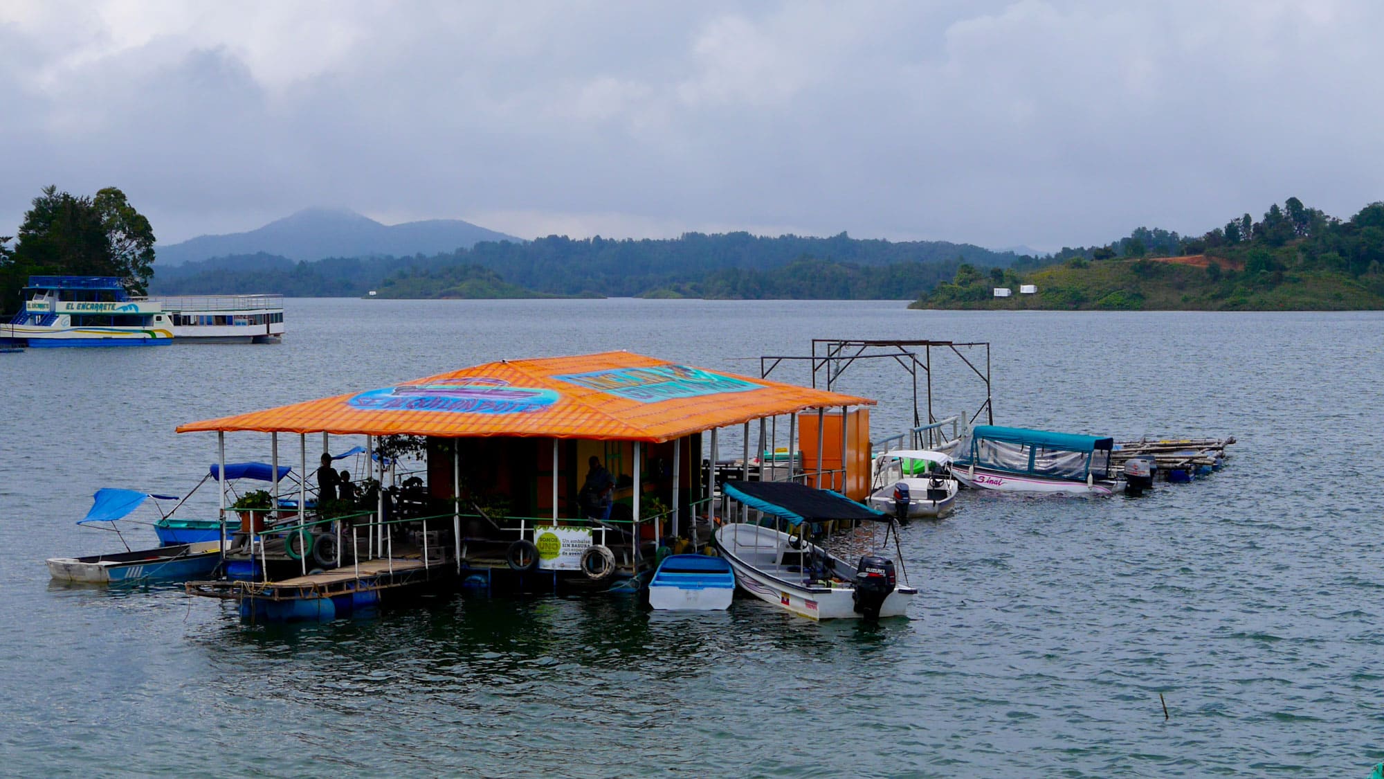 El malecón de Guatapé ofrece vistas impresionantes del embalse