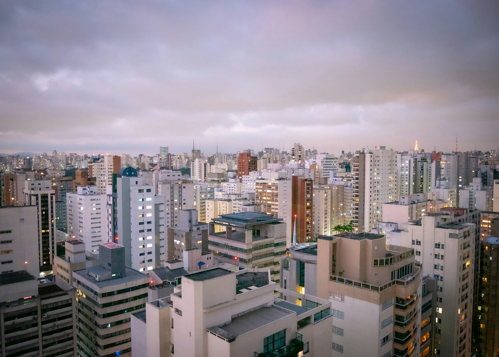 Itaim Bibi é excelente para se hospedar por sua localização central, ótimas opções de restaurantes e vida noturna vibrante, além de fácil acesso a outras áreas.