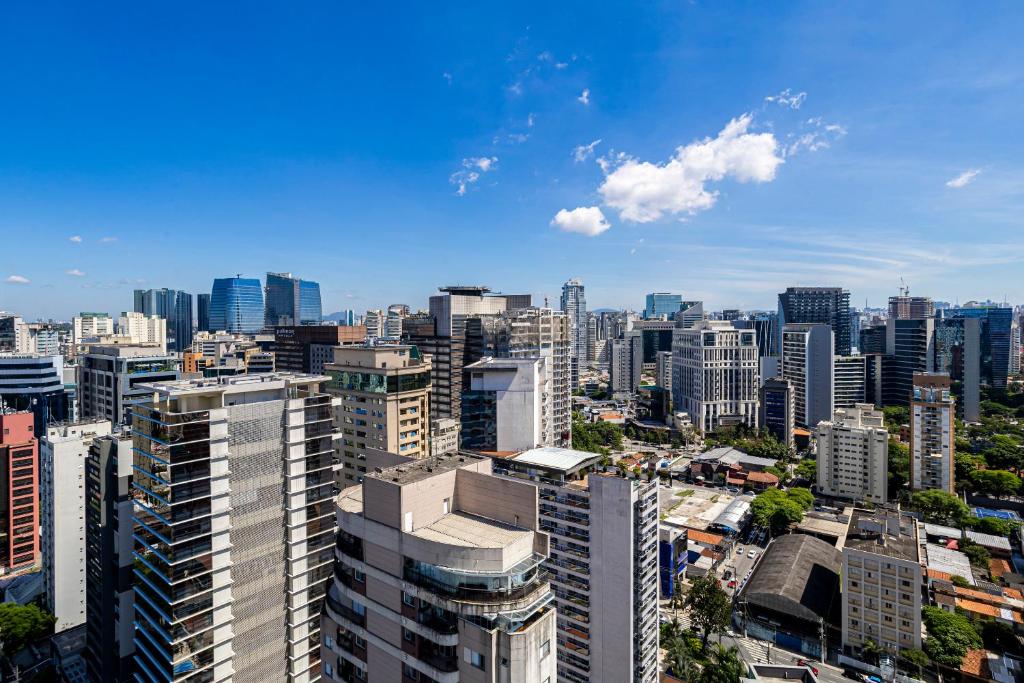 Localizada no sudoeste da cidade, Vila Olímpia é uma área moderna e segura para se hospedar em São Paulo.