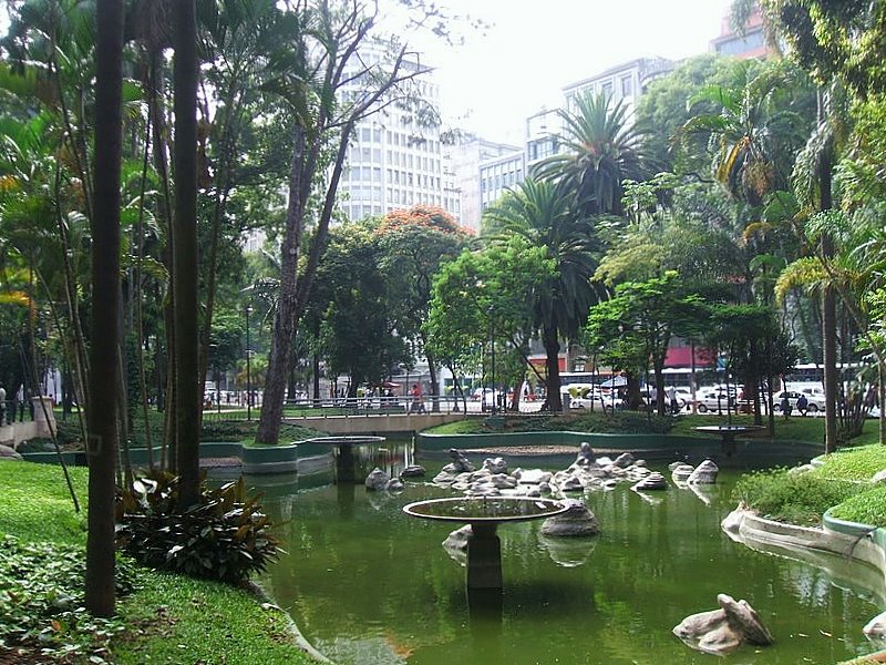 República é um bairro central de São Paulo, famoso por edifícios históricos como o Edifício Itália e Teatro Municipal. Conhecido pela vida noturna vibrante, com muitos bares, restaurantes e eventos culturais.