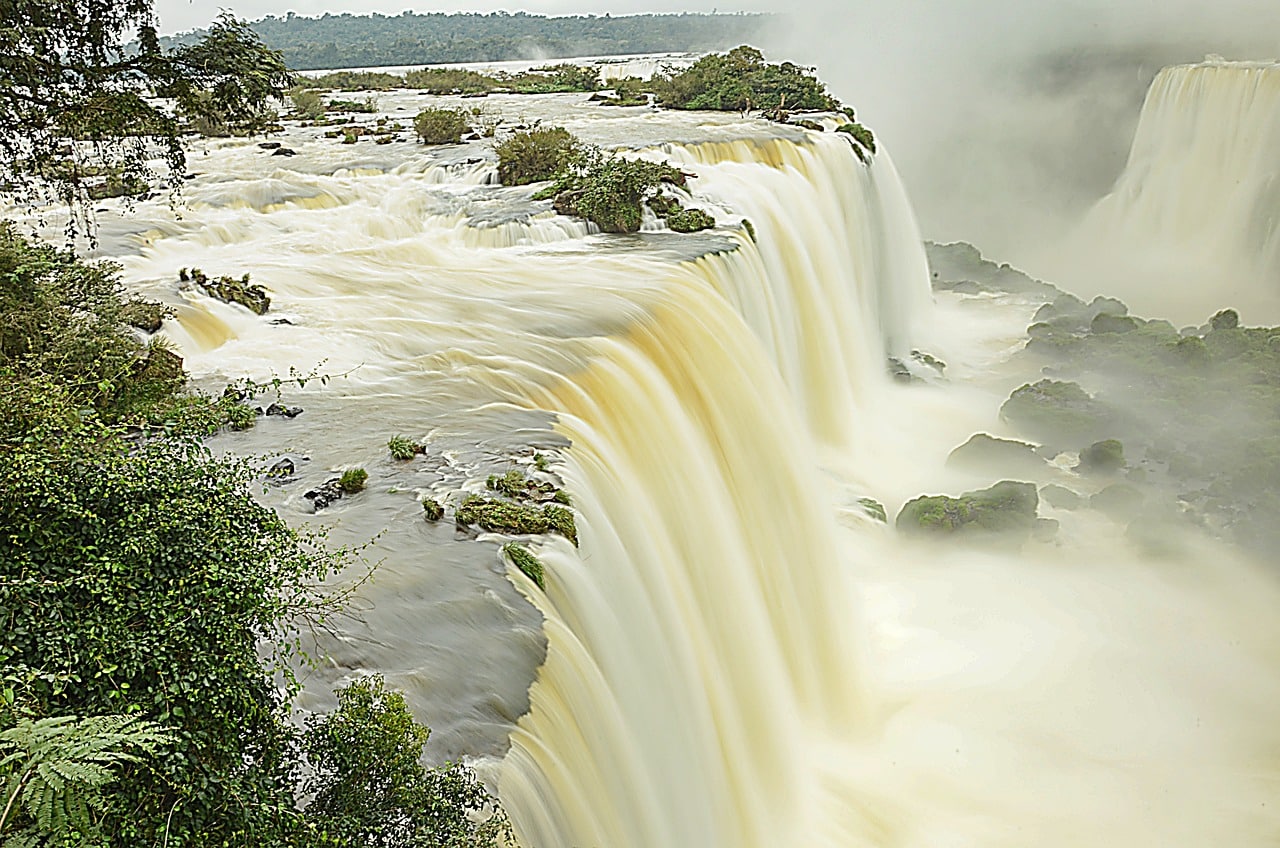 South of Foz do Iguaçu, the Iguaçu National Park area is ideal for exploring the falls and surrounding natural marvels.