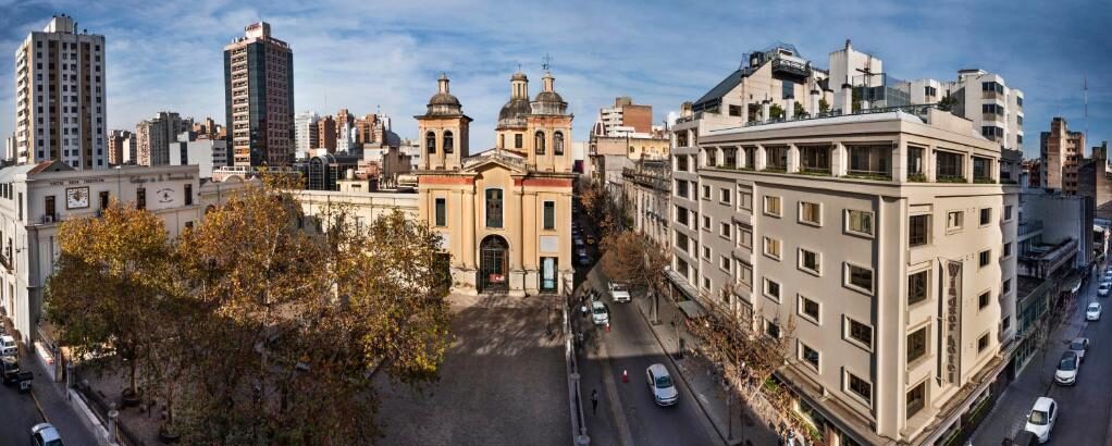 La ubicación central y los monumentos históricos del Casco Antiguo de Córdoba lo convierten en una de las mejores zonas donde alojarse para disfrutar del patrimonio y la cultura.